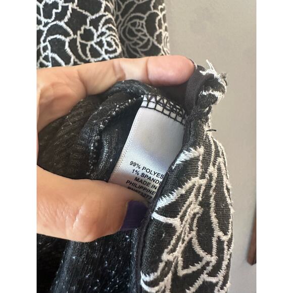 Elle Top Women's Medium Black White Embroidered Floral Textured Crewneck - Picture 3 of 7